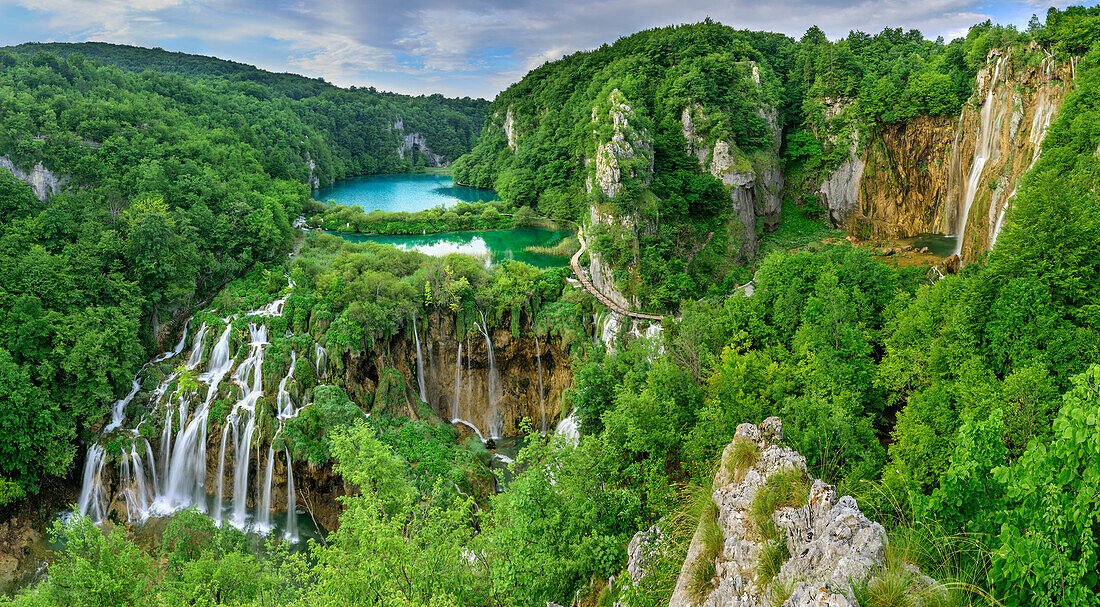 Panorama mit Seen und Wasserfällen von Plitvitz, Plitvitzer Seen, Nationalpark Plitvitzer Seen, Plitvice, UNESCO Weltnaturerbe Nationalpark Plitvitzer Seen, Kroatien