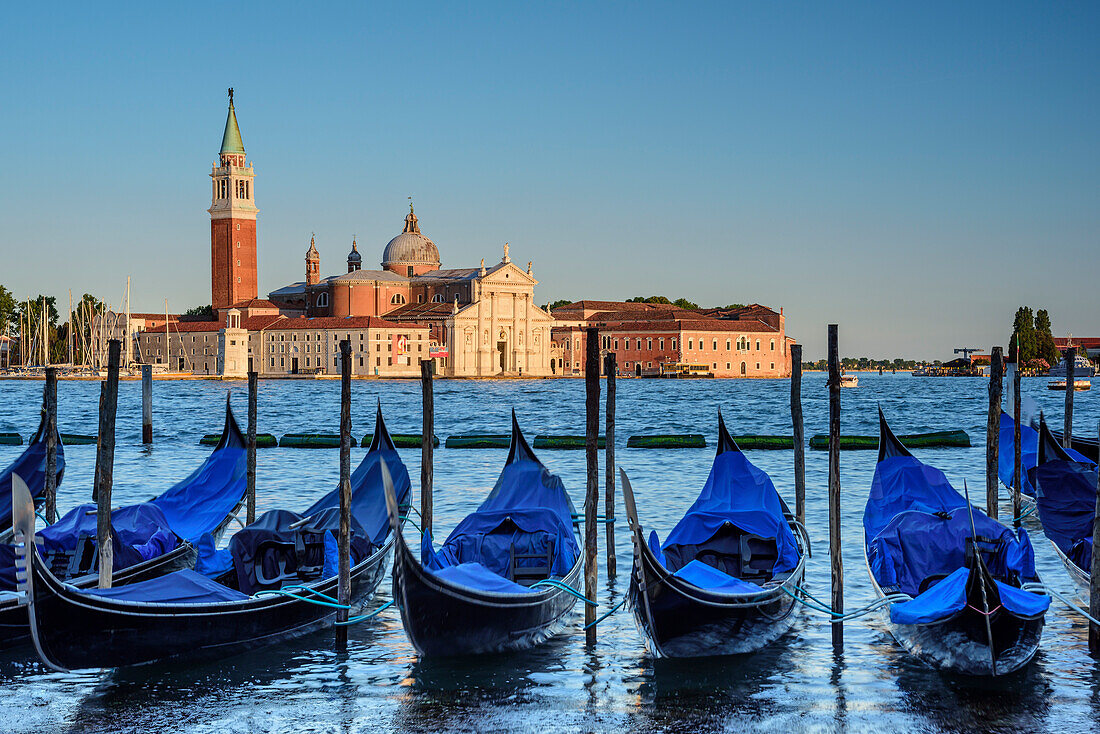 San Giorgio Maggiore mit Gondeln im Vordergrund, Venedig, UNESCO Weltkulturerbe Venedig, Venetien, Italien