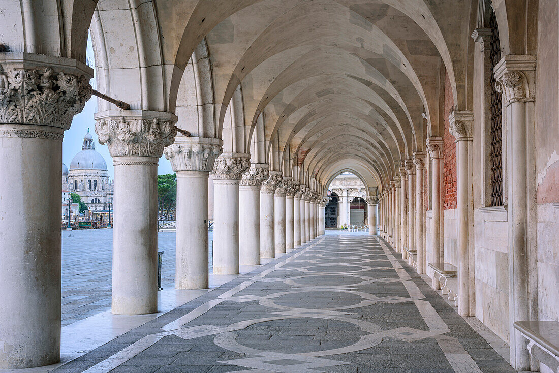 Säulengang am Dogenpalast, Markusplatz, Venedig, UNESCO Weltkulturerbe Venedig, Venetien, Italien