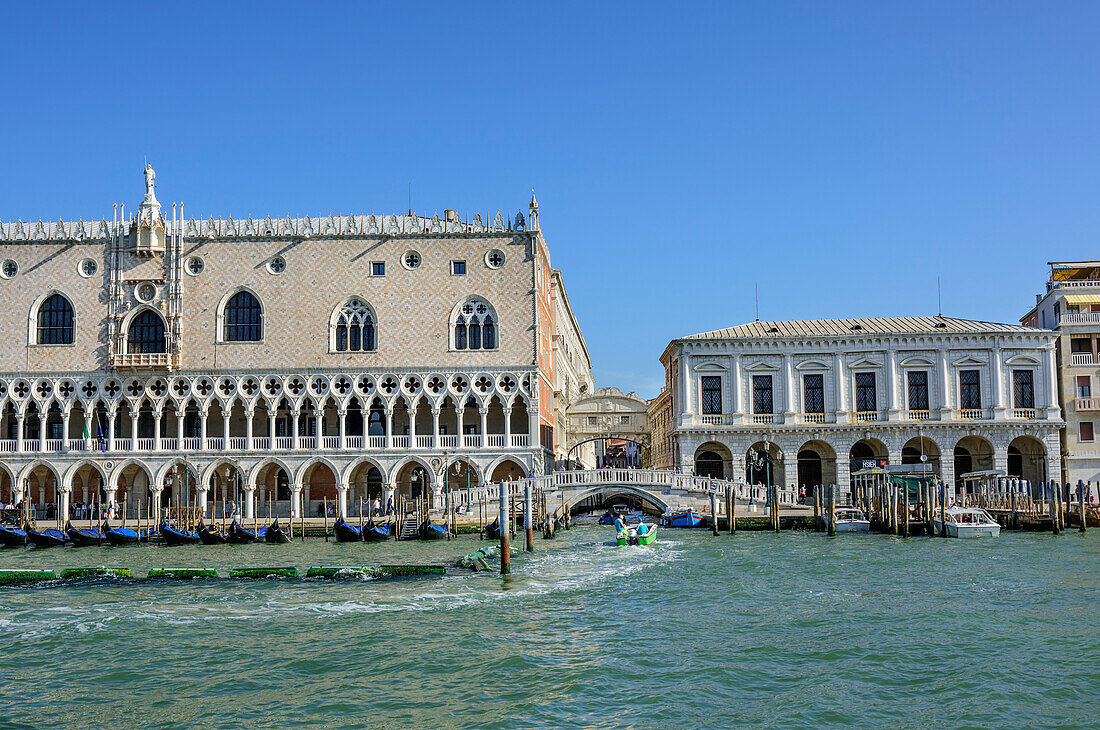 Doge's Palace and Bridge of Sighs, Venice, UNESCO World Heritage Site Venice, Venezia, Italy