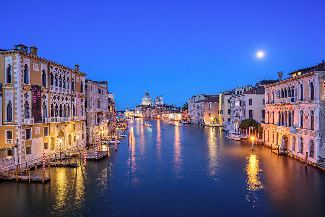 Canale Grande bei Nacht mit Palazzo Cavalli-Franchetti und Santa Maria della Salute, Venedig, UNESCO Weltkulturerbe Venedig, Venetien, Italien