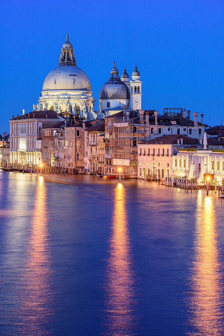Canale Grande bei Nacht mit Santa Maria della Salute, Venedig, UNESCO Weltkulturerbe Venedig, Venetien, Italien