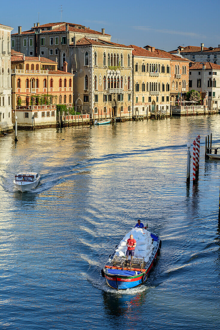Versorgungsschiff fährt auf Canale Grande, Venedig, UNESCO Weltkulturerbe Venedig, Venetien, Italien