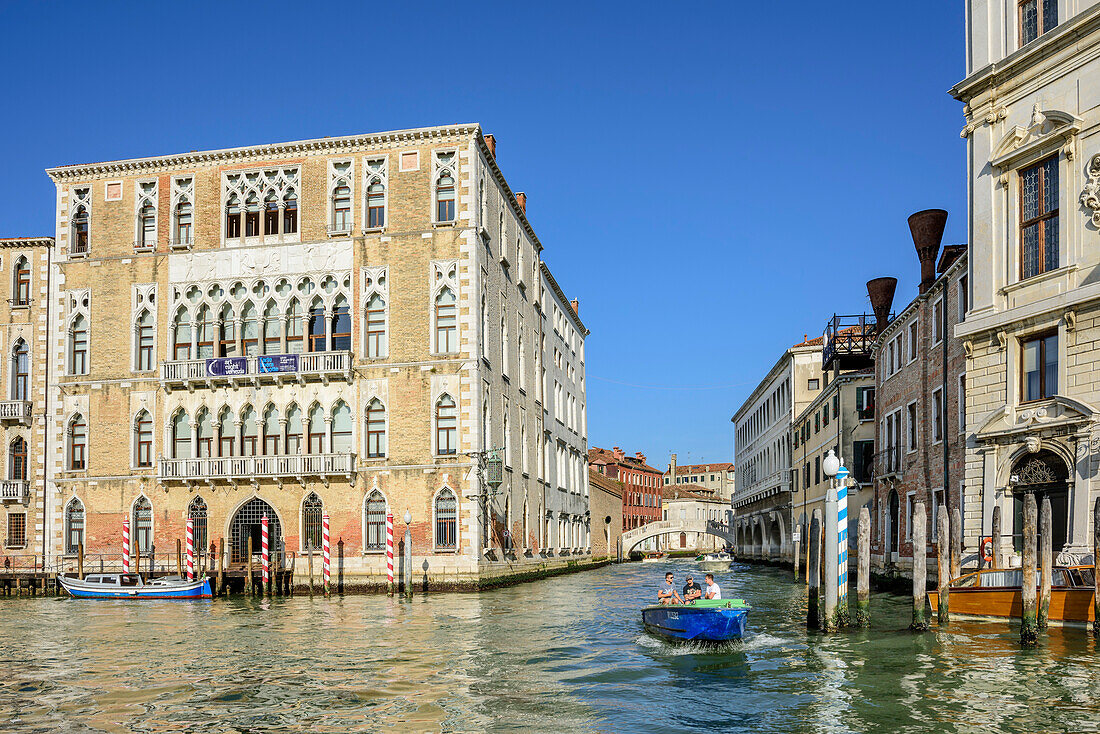 Motorboot fährt am Canale Grande, Venedig, UNESCO Weltkulturerbe Venedig, Venetien, Italien