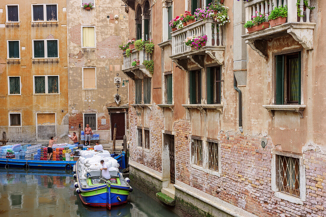 Zwei Versorgungsboote in Kanal, Venedig, UNESCO Weltkulturerbe Venedig, Venetien, Italien