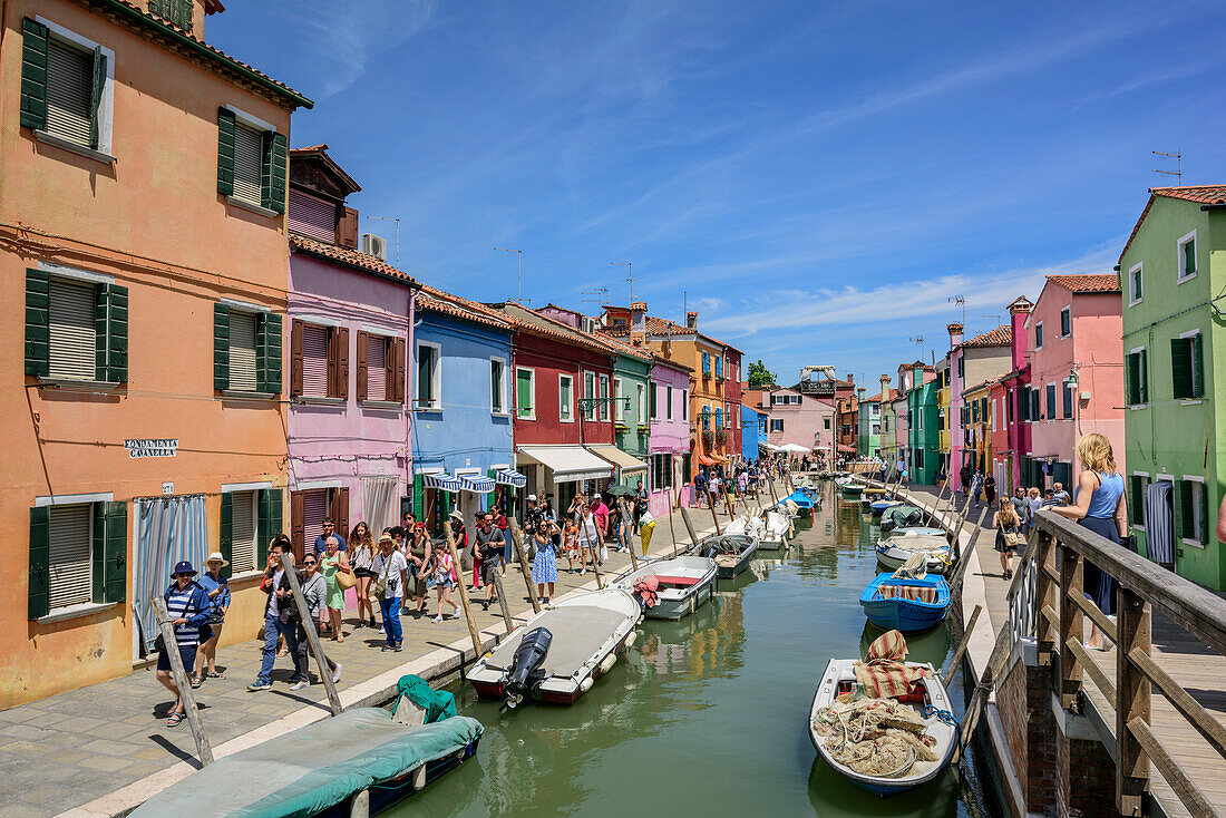 Personen gehen an Kanal mit bunten Häusern entlang, Burano, bei Venedig, UNESCO Weltkulturerbe Venedig, Venetien, Italien