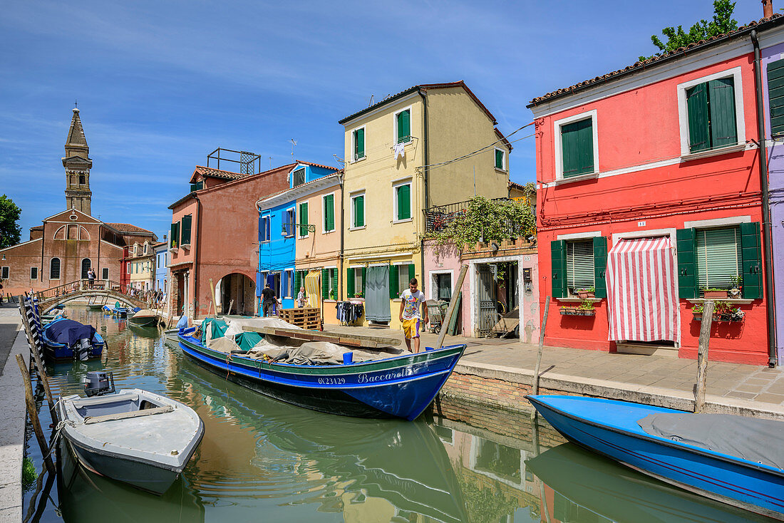 Kanal mit bunten Häusern, Kirche im Hintergrund, Burano, bei Venedig, UNESCO Weltkulturerbe Venedig, Venetien, Italien