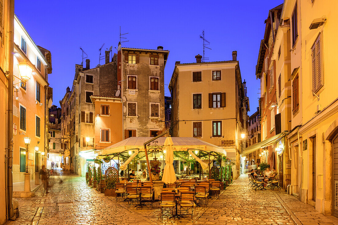 Straßenrestaurant bei Nacht, Rovinj, Adriaküste, Istrien, Kroatien