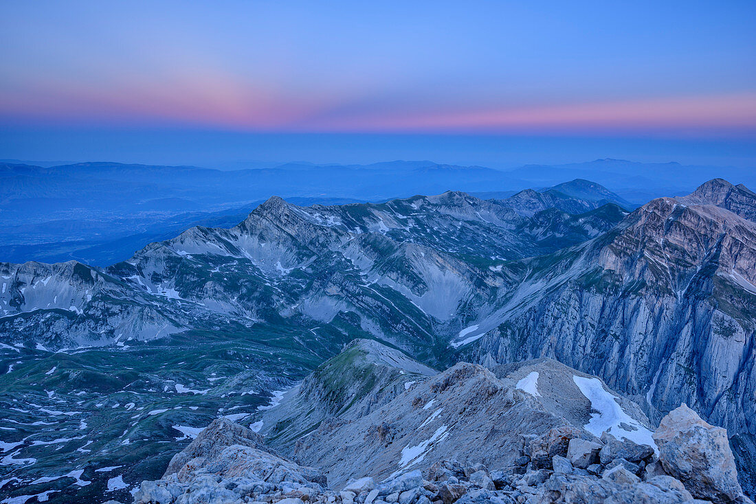 Blaue Stunde am Corno Grande, Blick auf Gran Sasso-Gruppe, Corno Grande, Gran Sasso, Abruzzen, Italien