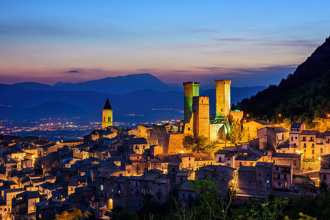 Pacentro mit beleuchteter Burg, Pacentro, Abruzzen, Italien