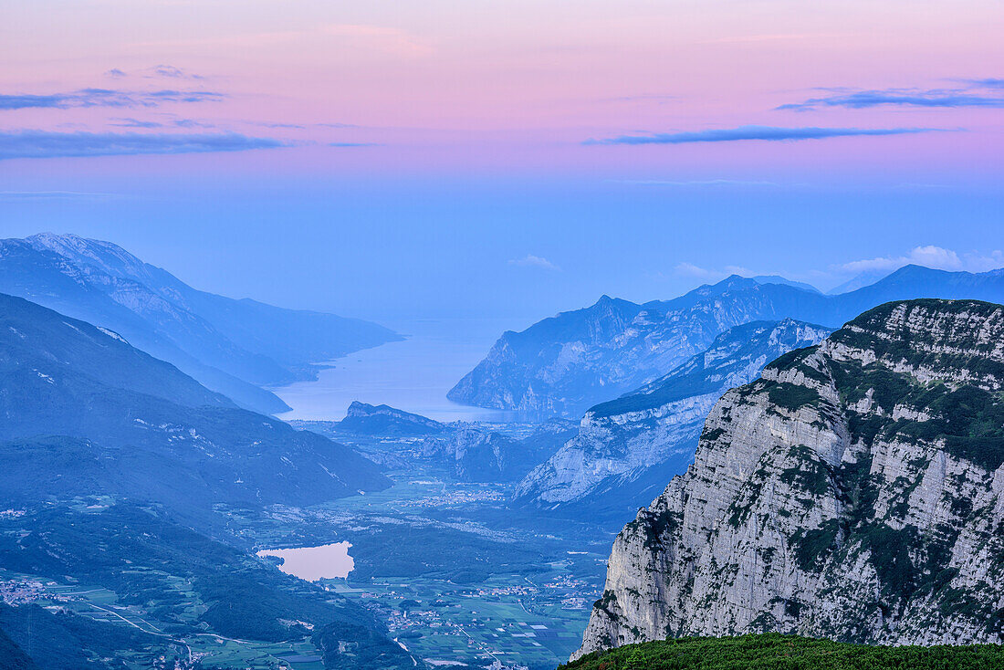 Blick auf Sarcatal und Gardasee, von der Paganella, Paganella, Brentagruppe, UNESCO Welterbe Dolomiten, Trentino, Italien
