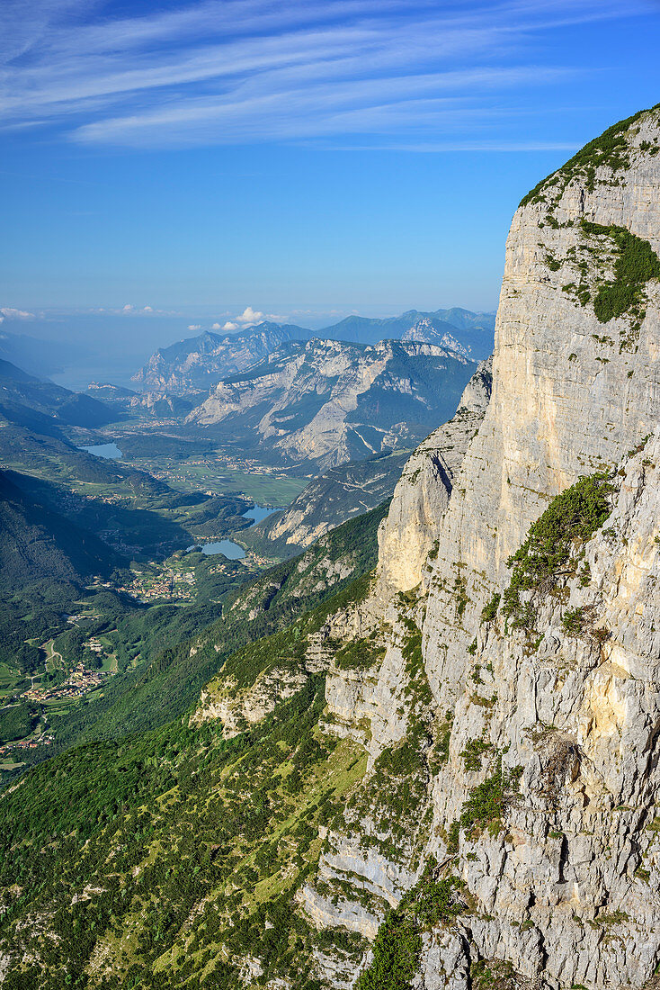 Blick auf Gardaseeberge, Sarcatal und Felswände der Paganella, von der Paganella, Paganella, Brentagruppe, UNESCO Welterbe Dolomiten, Trentino, Italien