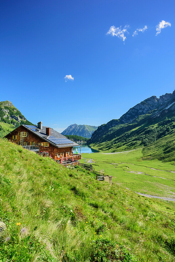 Hut Tappenkarseehuette and lake Tappenkarsee, lake Tappenkarsee, Radstadt Tauern, Salzburg, Austria