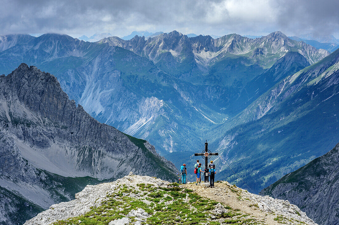 Mehrere Personen beim Wandern stehen am Hinteren Tajakopf, Hinterer Tajakopf, Mieminger Berge, Tirol, Österreich