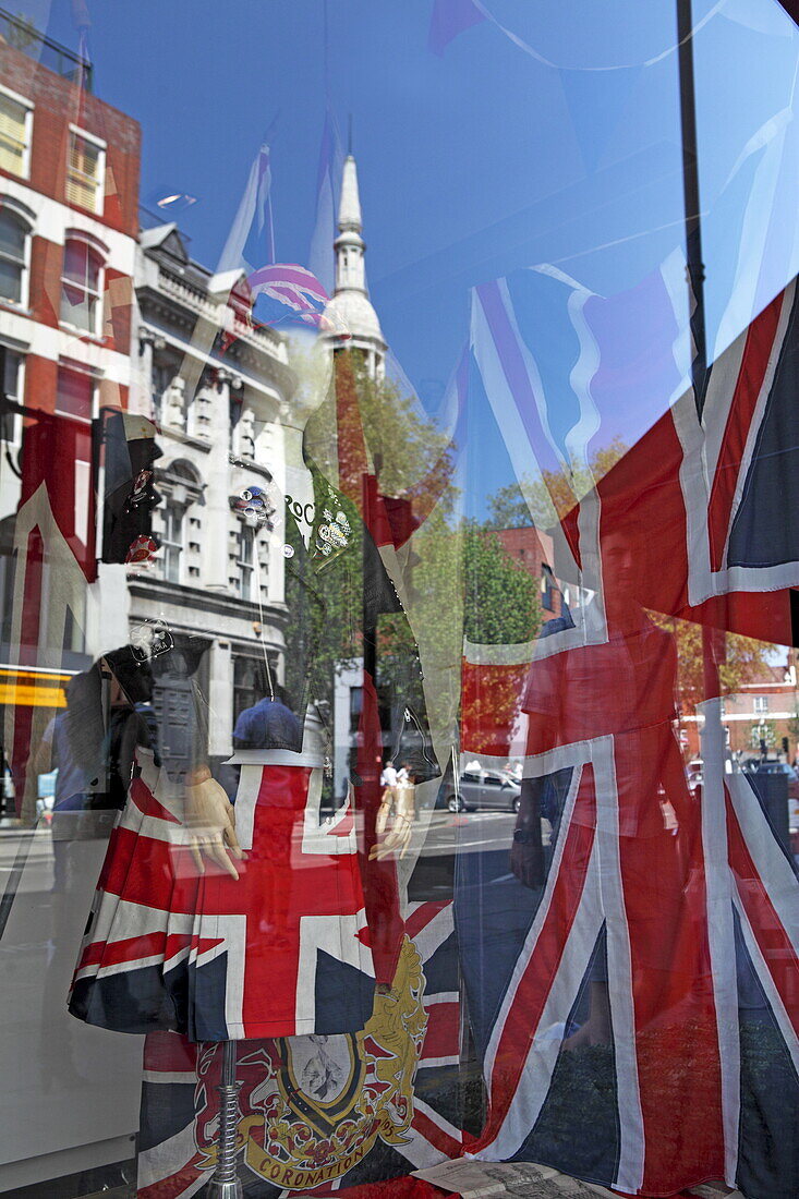 Patriotisch gestaltetes Schaufester in der Shoreditch High Street, Shoreditch, East End, London, England