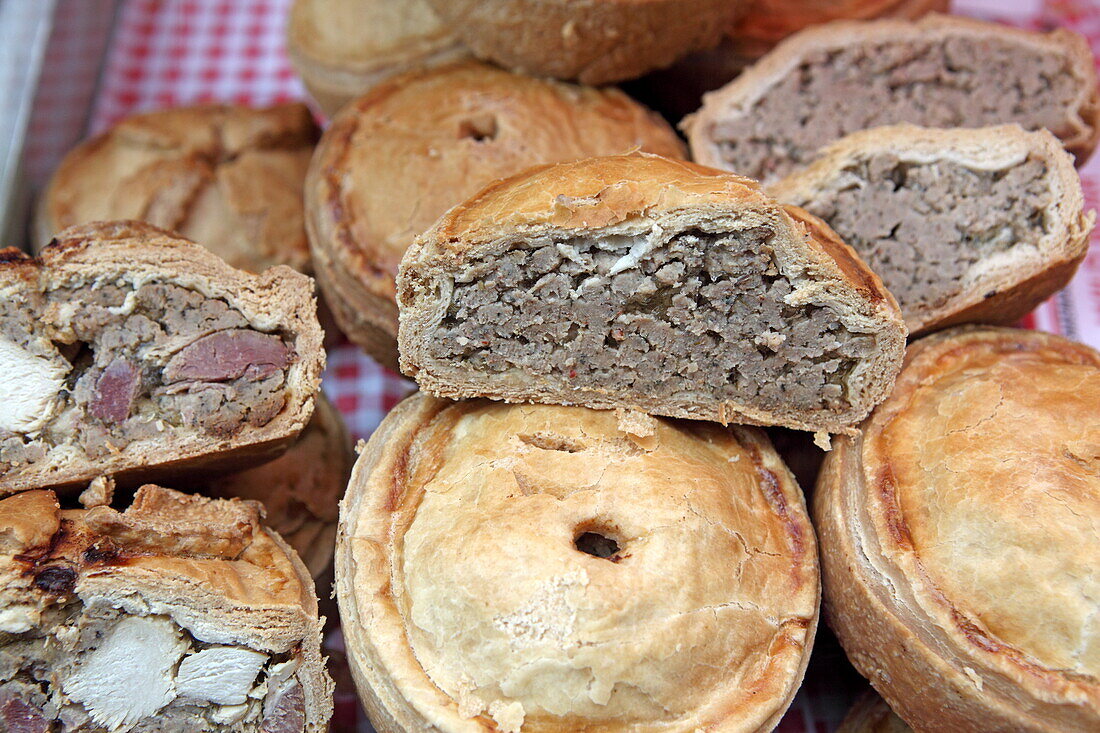 Auslage von Meat Pies auf dem Borough Market, Southwark, London, England