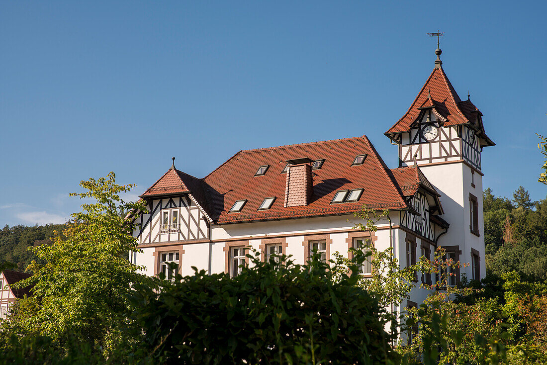 Historisches Fachwerkhaus an der Saline gelegen mit Turmuhr, Bad Karlshafen, Hessen, Deutschland, Europa