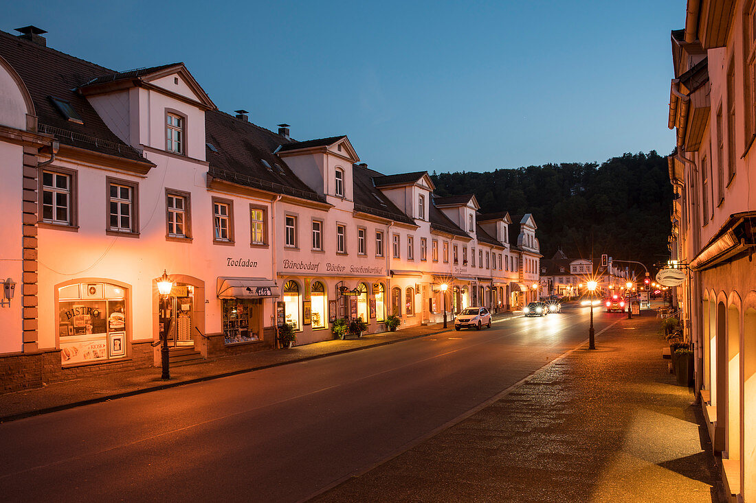 Historischer Straßenzug mit Häusern im barocken Stil aus der Zeit der ersten Siedlung der Hugenotten in der Abenddämmerung, Bad Karlshafen, Hessen, Deutschland, Europa