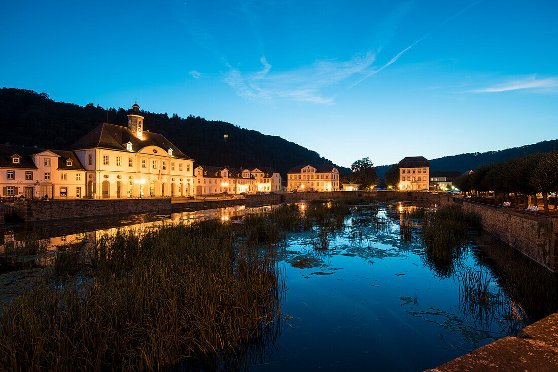 Das ehemalige Pack- und Lagerhaus ist heute das Rathaus von Bad Karlshafen am historischen Hafenbecken in der Abenddämmerung, Bad Karlshafen, Hessen, Deutschland, Europa