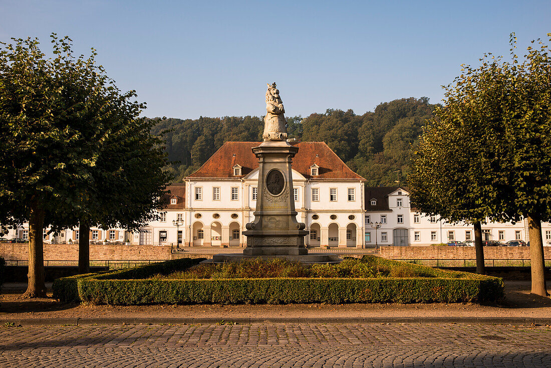 Denkmal zu Ehren von Carl Landgraf zu Hessen vor dem historischen Hafenbecken mit dem Rathaus im Hintergrund, Bad Karlshafen, Hessen, Deutschland, Europa