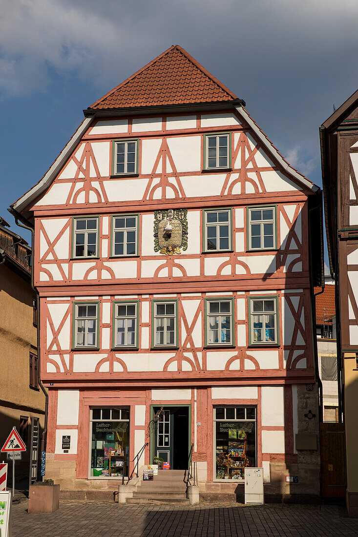 Das rote Fachwerkhaus mit dem Schwan als Symbol für Luther, das Lutherhaus, Schmalkalden, Thüringen, Deutschland, Europa