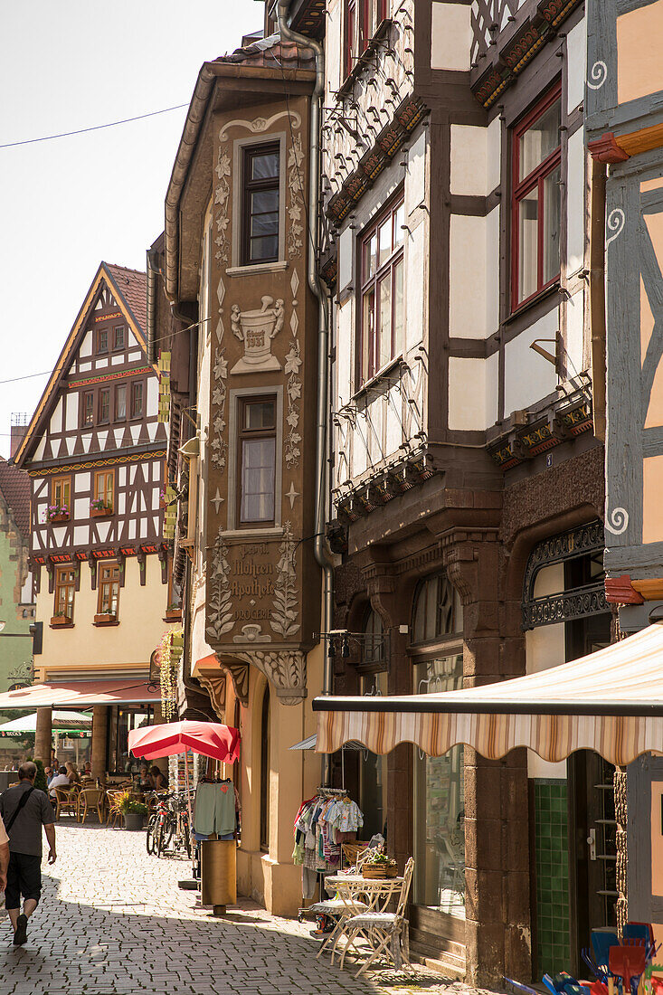 Steingasse mit Fachwerkhäusern und einer historischen Apotheke, Schmalkalden, Thüringen, Deutschland, Europa