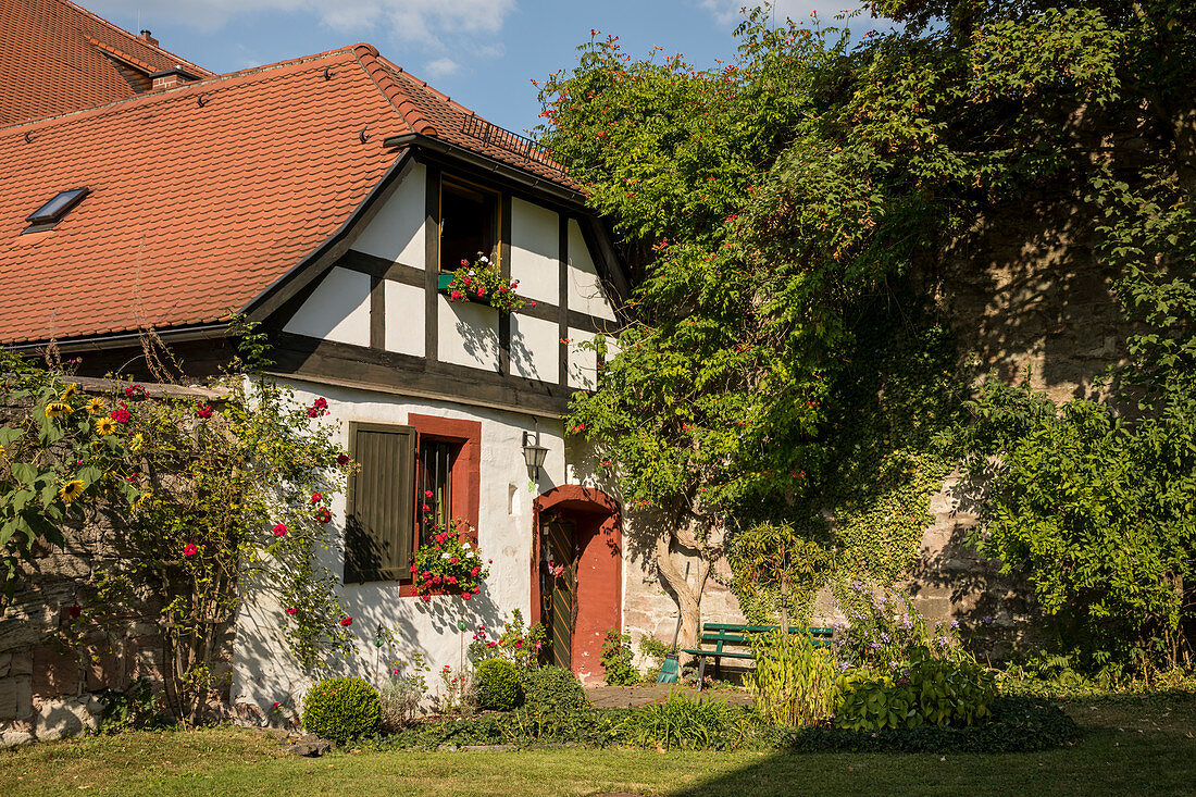 Idyllisches Fachwerkhaus auf dem Gelände von Schloss Wilhelmsburg, Schmalkalden, Thüringen, Deutschland, Europa