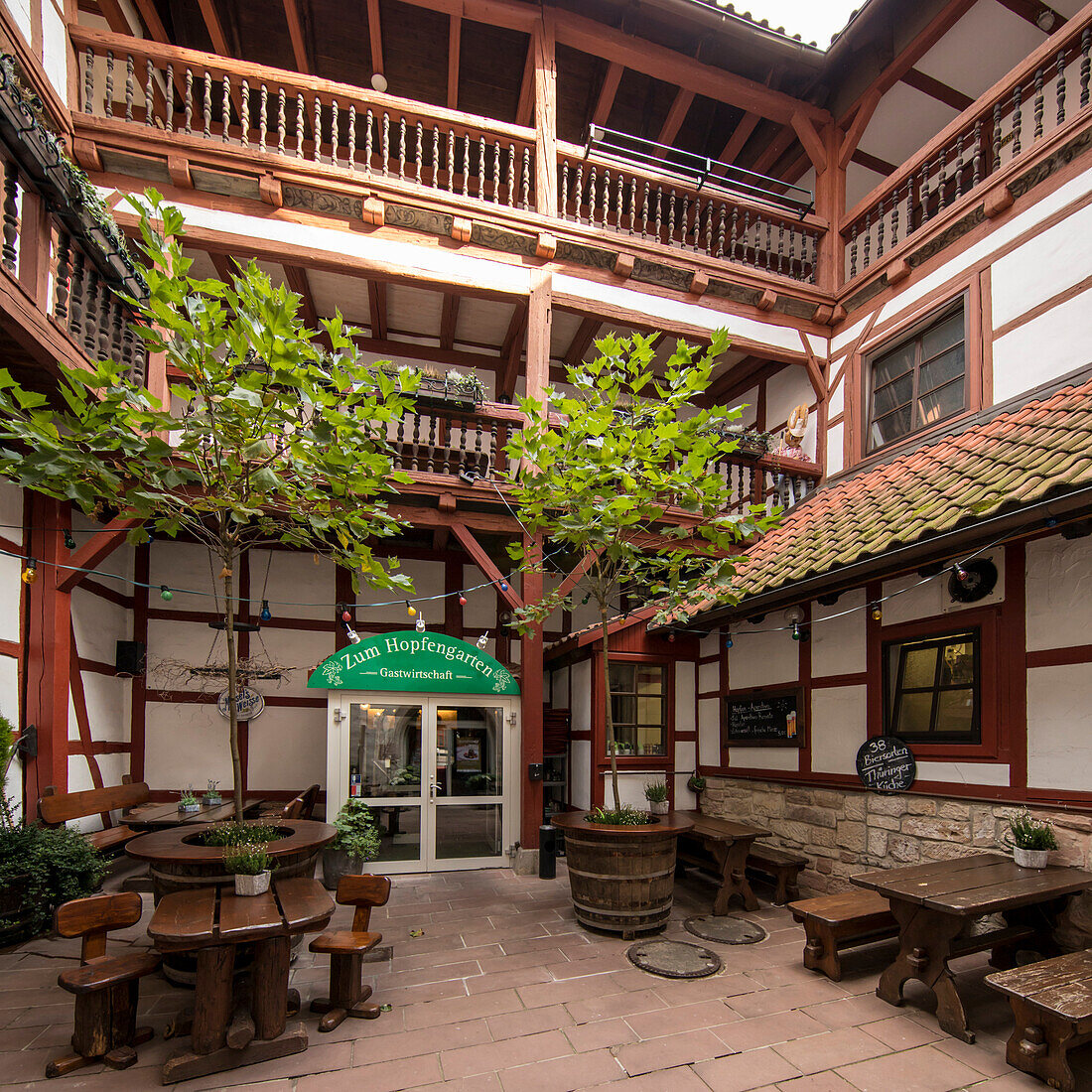 'Historic courtyard of a red half-timbered house with restaurant ''Zum Hopfengarten''., Schmalkalden, Thuringia, Germany, Europe'