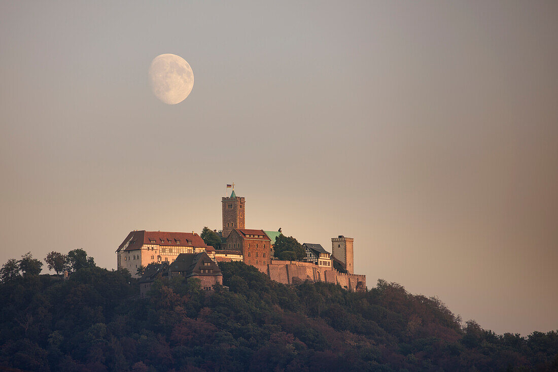 Mondaufgang über der Wartburg, UNESCO-Weltkulturerbe Stätte, Eisenach, Thüringen, Deutschland, Europa