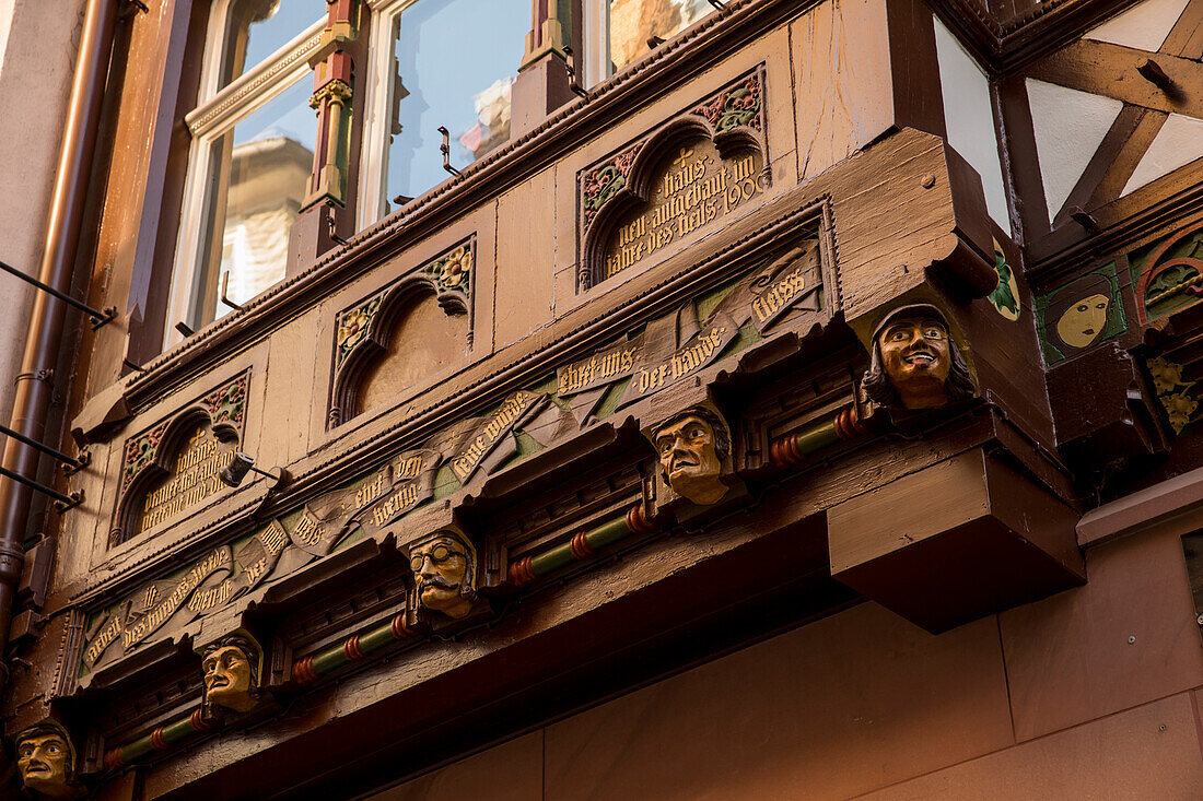 Ornament mit hölzernen Köpfen an Fachwerkhaus, Marburg, Hessen, Deutschland, Europa