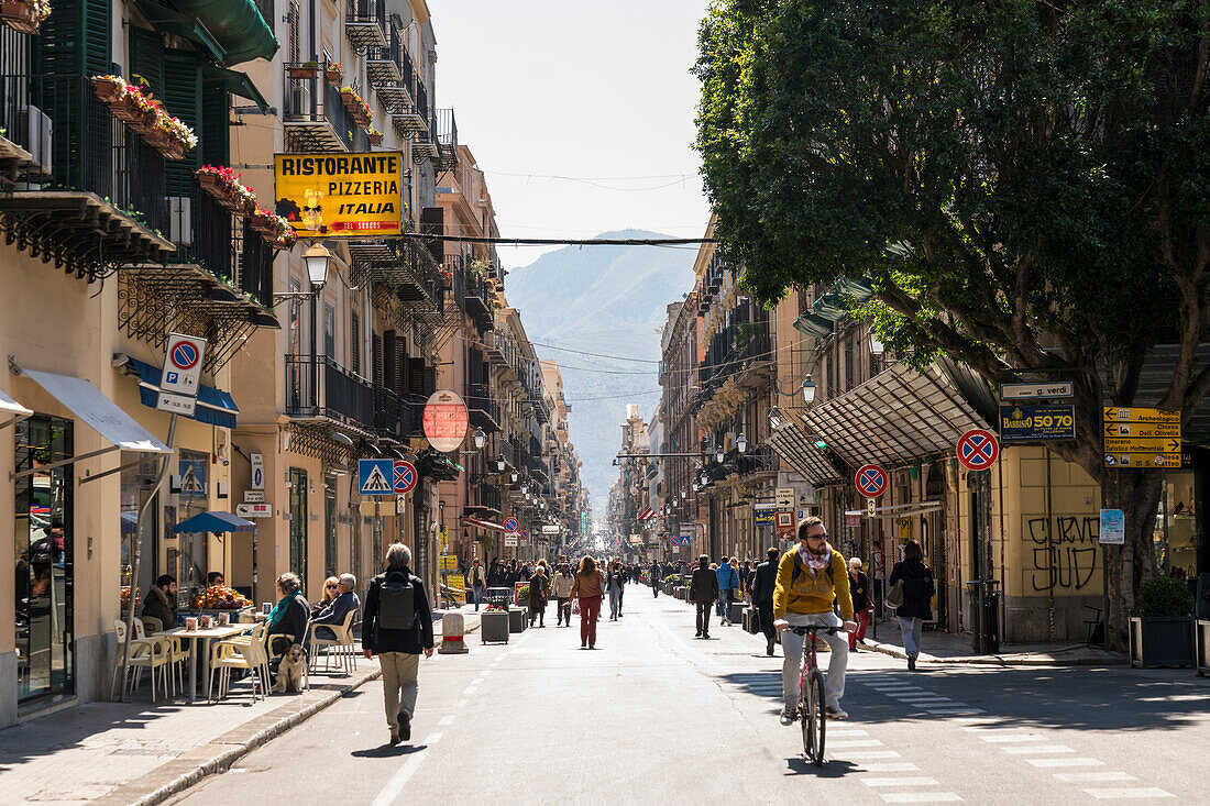 Zentraler Blick auf die Via Maqueda mit Fußgängern und Fahrradfahrer, Palermo, Sizilien, Italien, Europa