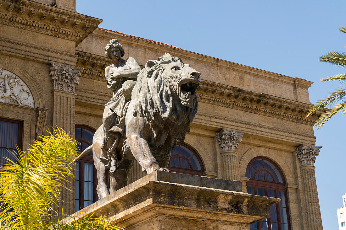 Die große bronzene Löwenskulptur rechts am Treppenaufgang zum Massimo Theater,(gestaltet von Sir Mario Rutelli), Piazza Verdi, Teatro Massimo Vittorio Emanuele, Palermo, Sizilien, Italien, Europa
