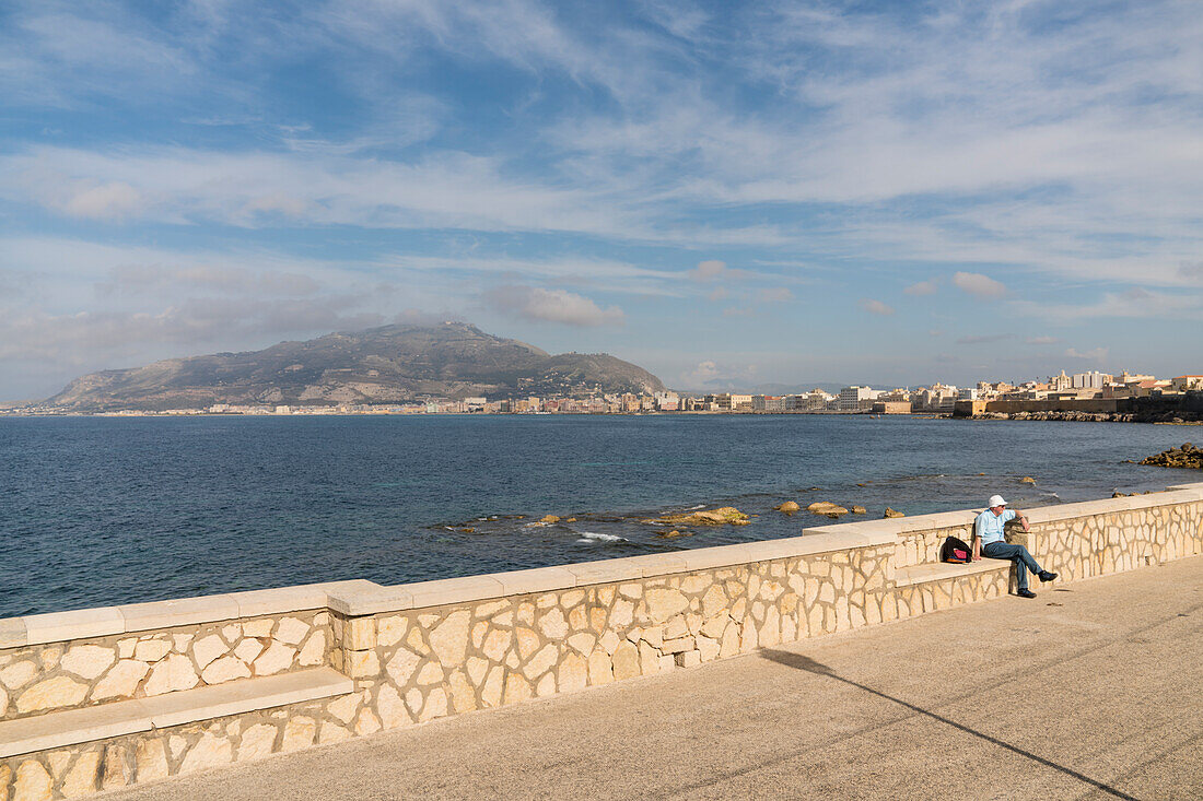 Promenade mit Blick auf die Stadt Trapani und die Berge des Nationalparks Mount Hood, Trapani, Sizilien, Italien, Europa