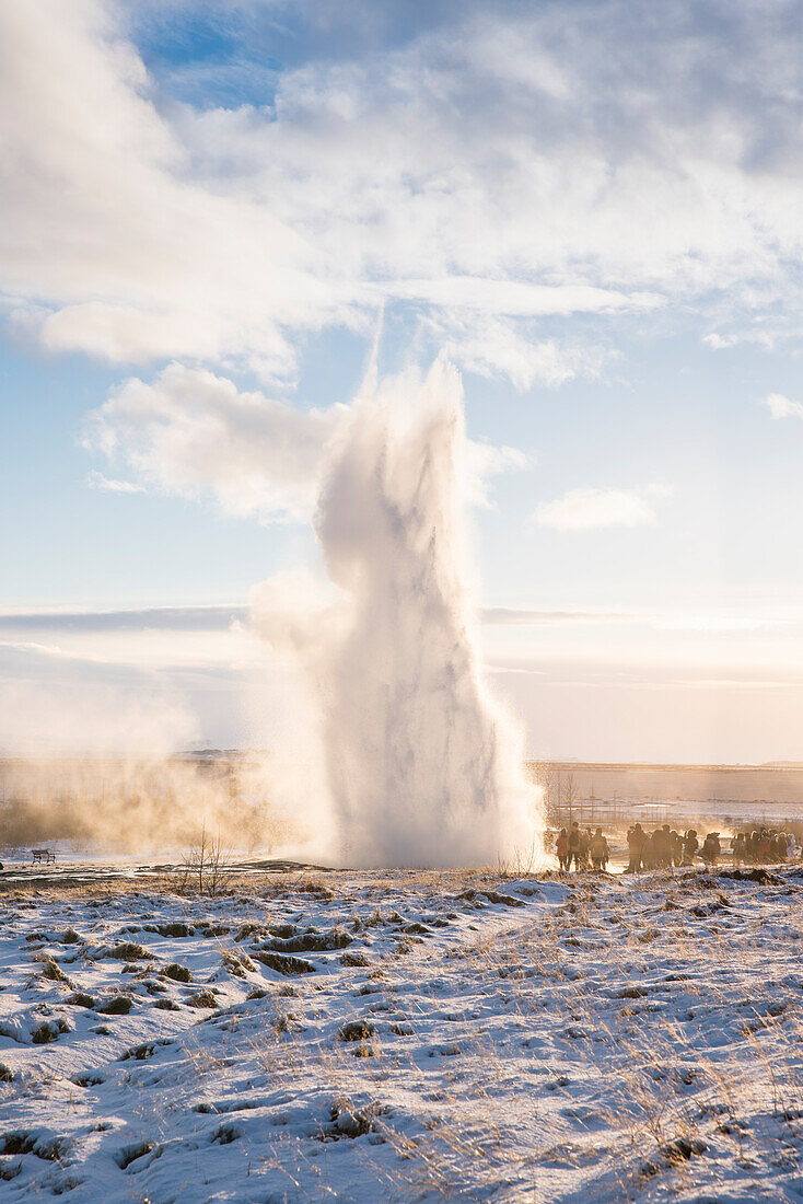 Kleiner Geysir „Strokkur“ (Bedeutung Butterfass) im Winter bei Ausbruch, Haukadalslaug Hot Pot, Haukadalsvegur, Island, Iceland, Europa