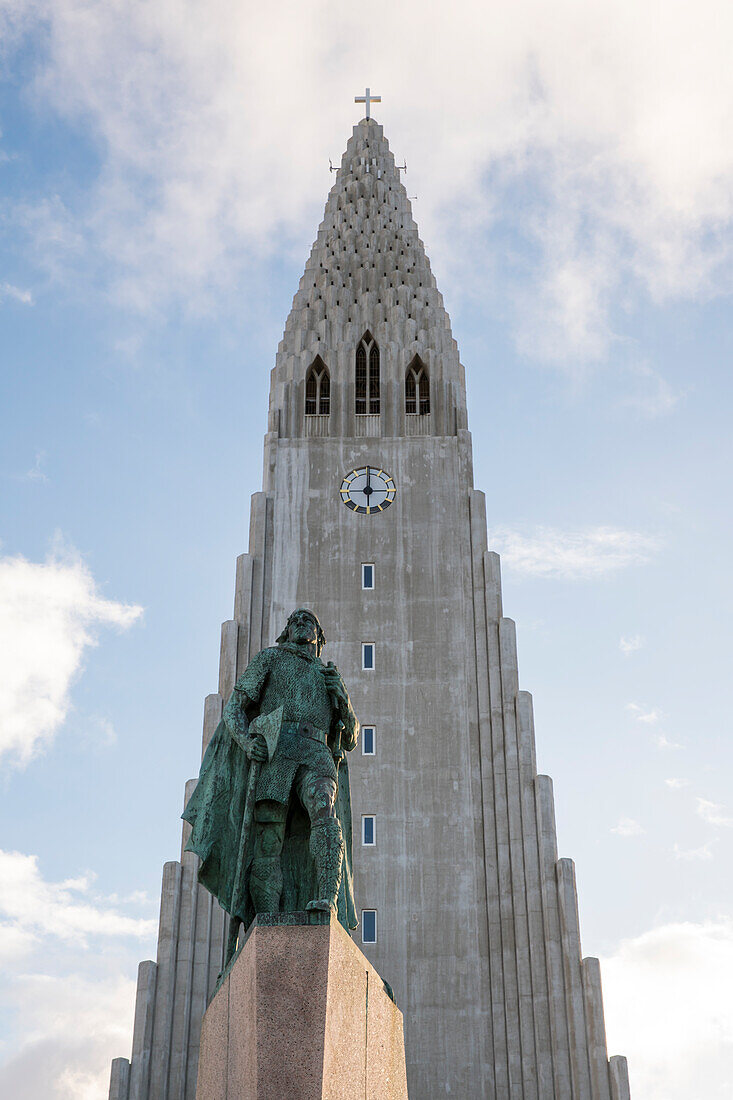 Die Hallgrimskirkja, das größte Kirchengebäude Islands, mit der Statue des legendären Entdeckers Leifur Eiríksson vom amerikanischen Künstler Alexander Stirling Calder, Reykjavik, Island (Iceland), Europa