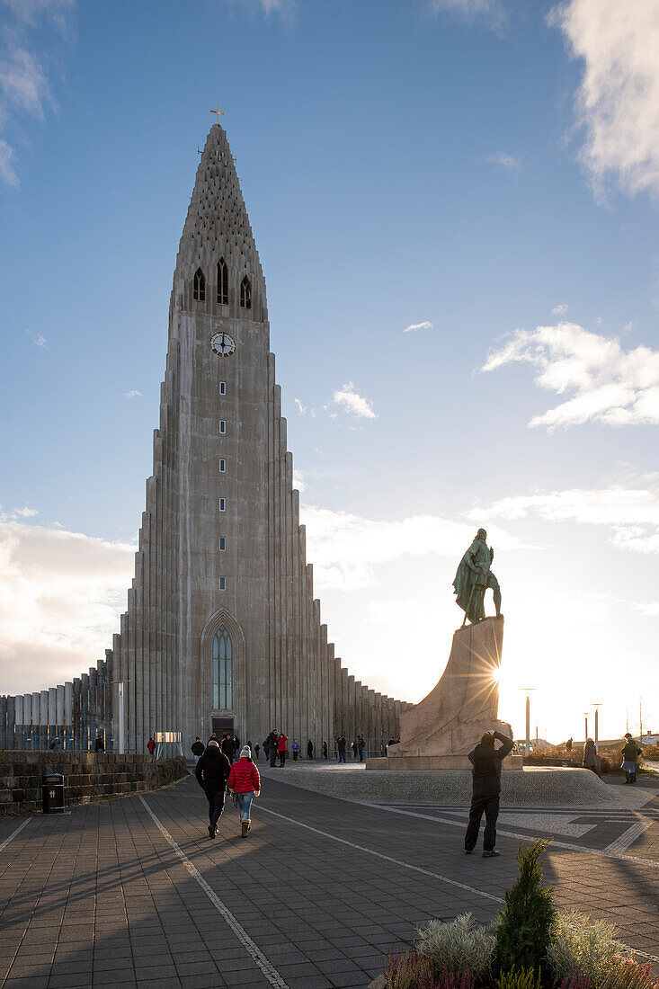 Die Hallgrimskirkja, das größte Kirchengebäude Islands, mit der Statue des legendären Entdeckers Leifur Eiríksson (Eiriksson) vom amerikanischen Künstler Alexander Stirling Calder, Reykjavik, Island (Iceland), Europa