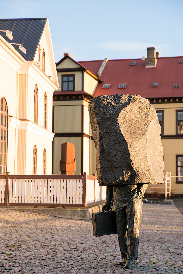 'Statue eines Geschäftsmannes mit einem Felsen als Kopf von Magnús Tómassons (Magnus Tomasson) ''Ópekkti Embættismadurinn'' (Unbekannter Bürokrat) am Tjörnin See, Reykjavik, Island (Iceland), Europa'