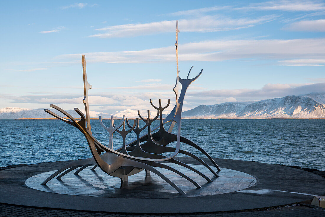 “Sólfar” (Sonnenreisender) von Jón Gunnar Árnason (Jon Gunnar Arnason), die Skulptur eines Wikingerschiffs aus Stahl steht direkt am Meer, Reykjavik, Island, Iceland, Europa