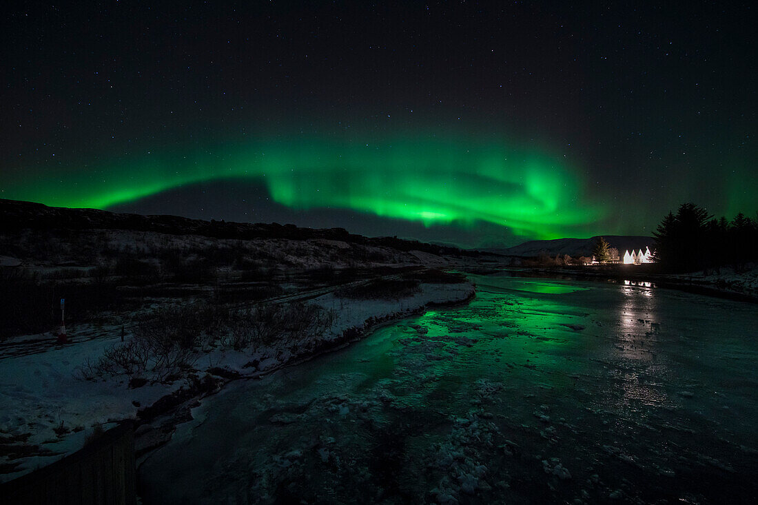 Das Nordlicht bzw. Polarlicht (Aurora borealis) und die pingvallakirkja Kirche im pingvellir Nationalpark, Island, Iceland, Europa