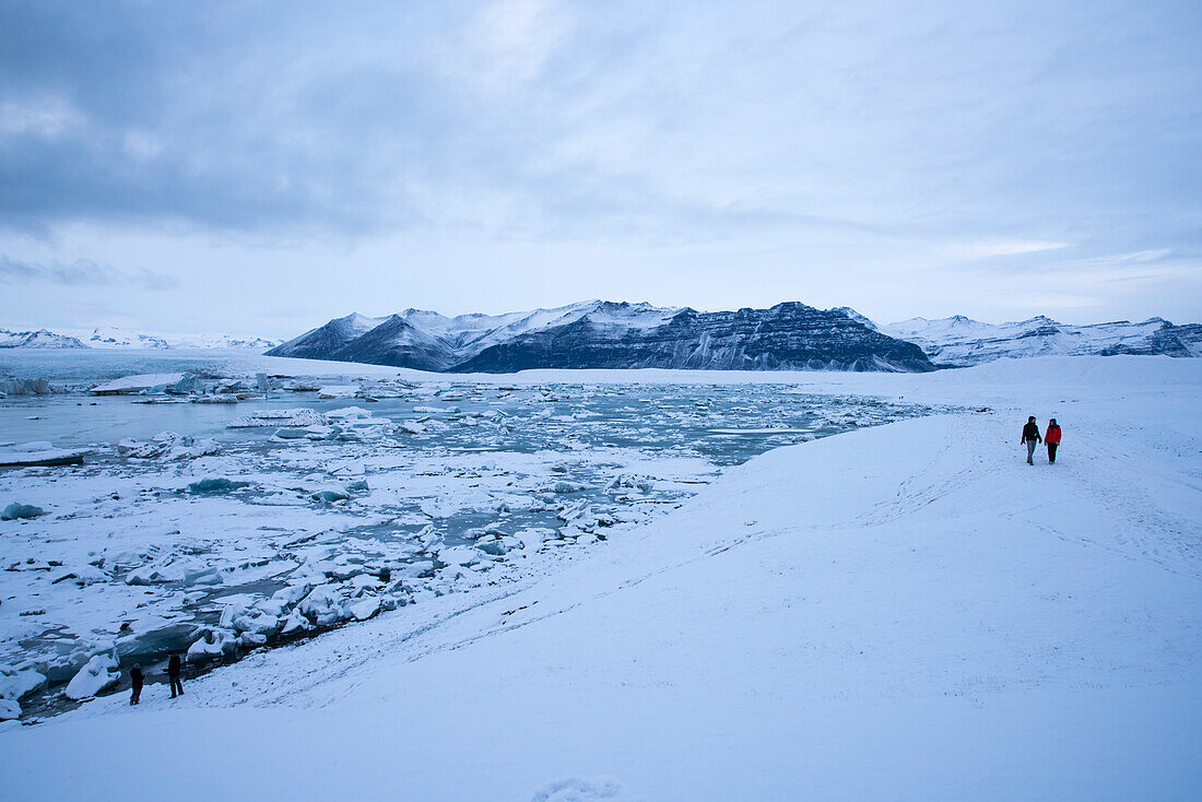 Winterliche Landschaft am Gletscher Jökulsárlón (Jokulsarlon) im letzten Licht des Tages, Island, Iceland, Europa