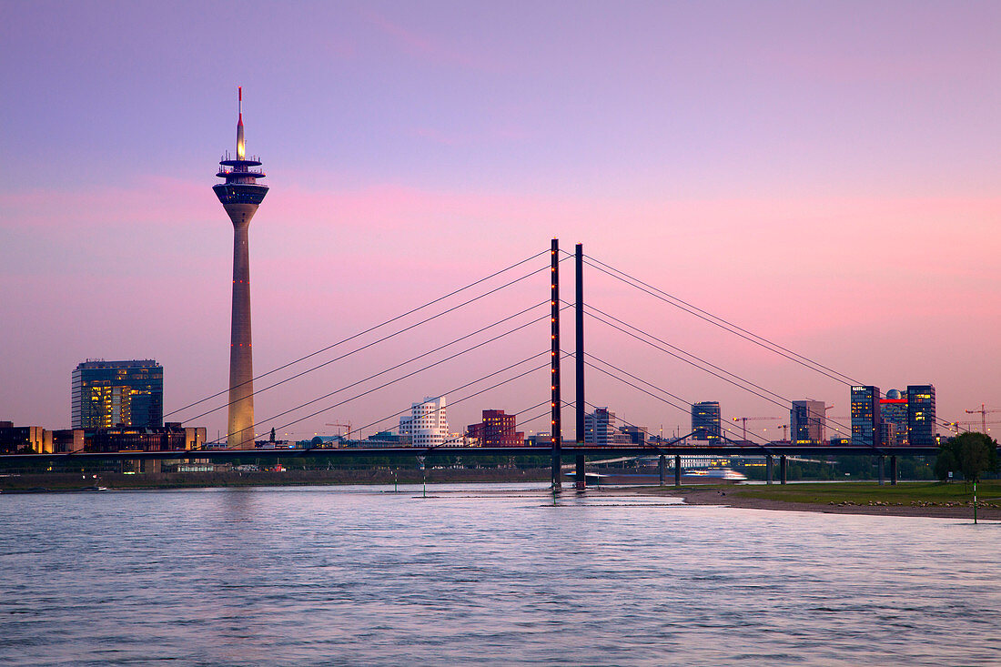 Blick über den Rhein auf Stadttor, Fernsehturm, Rheinkniebrücke und Neuen Zollhof von Frank O. Gehry, Düsseldorf, Nordrhein-Westfalen, Deutschland