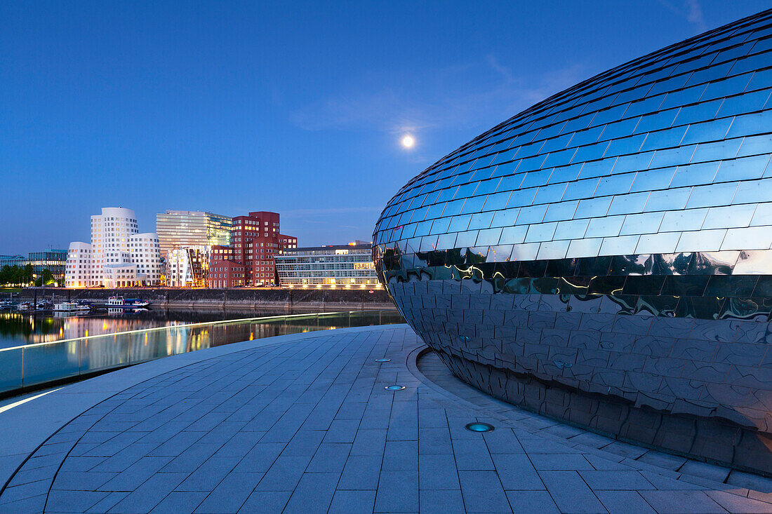 Vollmond, Terrasse der Pebbles Bar des Hyatt Regency Hotels im Medienhafen, Blick auf den Neuen Zollhof von Frank O. Gehry, Düsseldorf, Nordrhein-Westfalen, Deutschland