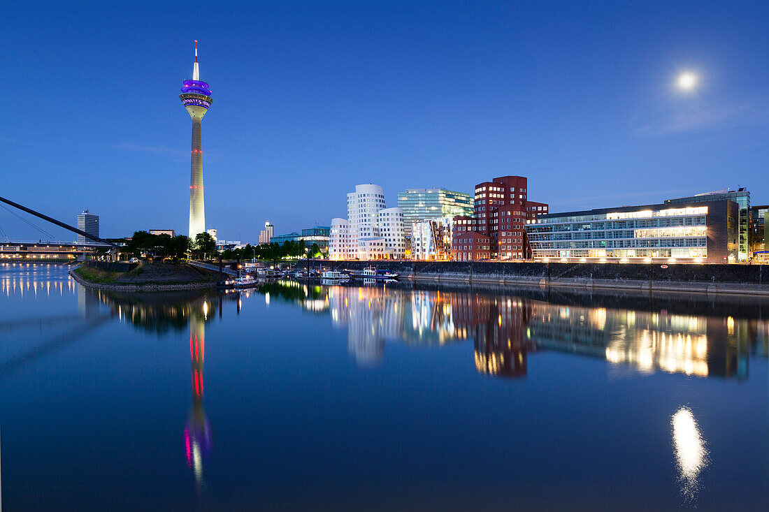 Vollmond, Fernsehturm und Neuer Zollhof von Frank O. Gehry, Medienhafen, Düsseldorf, Nordrhein-Westfalen, Deutschland