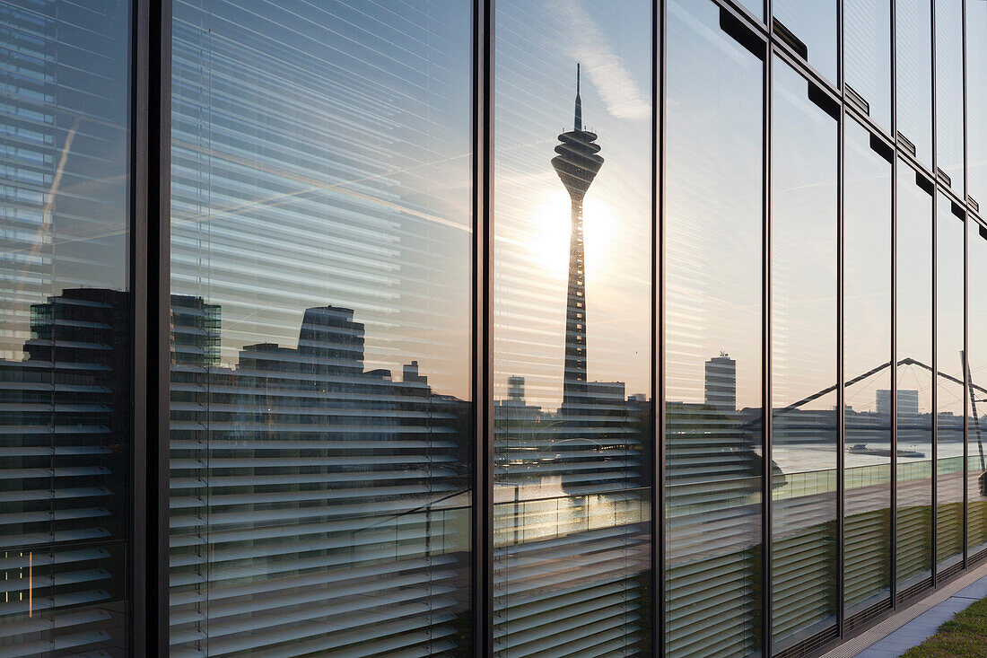Fernsehturm und Neuer Zollhof von Frank O. Gehry spiegeln sich in der Fassade des Hyatt Regency Hotels, Medienhafen, Düsseldorf, Nordrhein-Westfalen, Deutschland