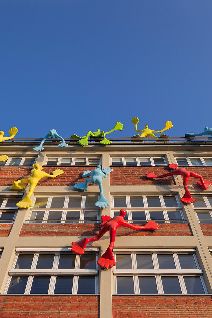 Flossi-Figuren an der Fassade des Roggendorf-Hauses, Medienhafen, Düsseldorf, Nordrhein-Westfalen, Deutschland