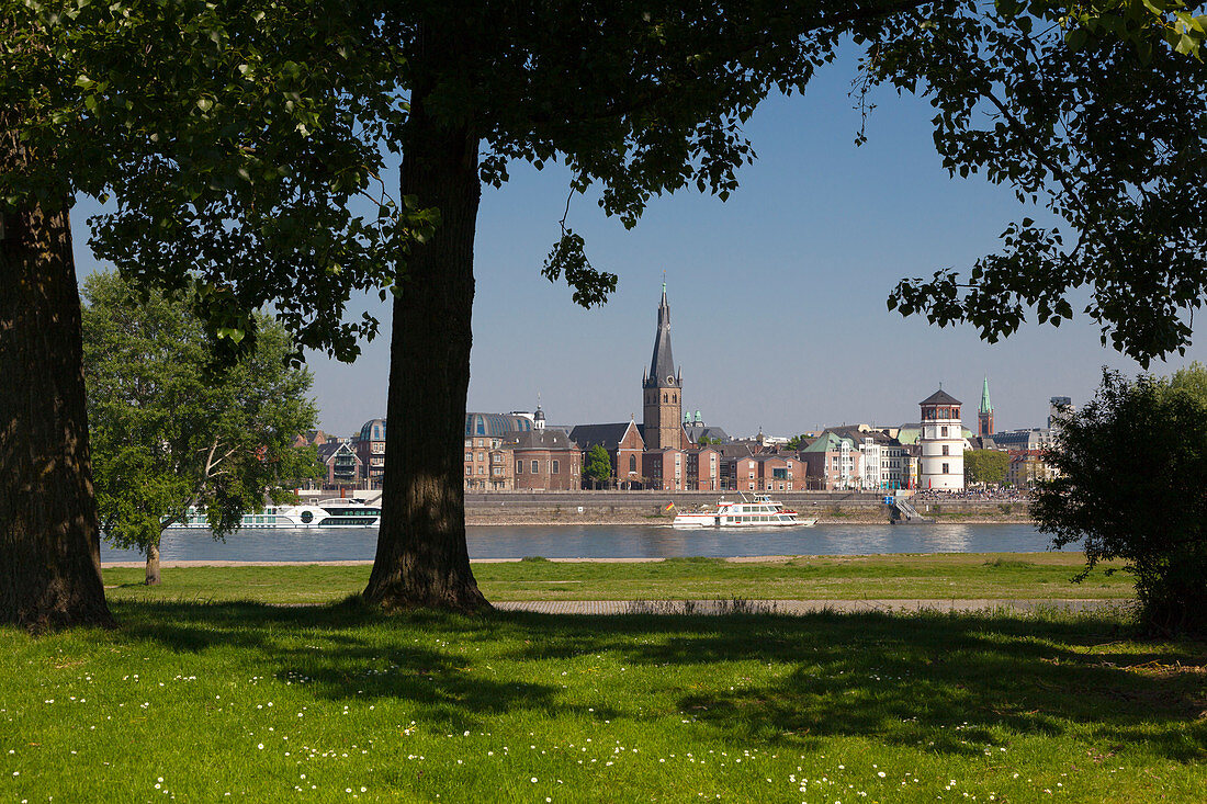 Blick über den Rhein auf die Altstadt mit St. Lambertus-Kirche und Schlossturm, Düsseldorf, Nordrhein-Westfalen, Deutschland