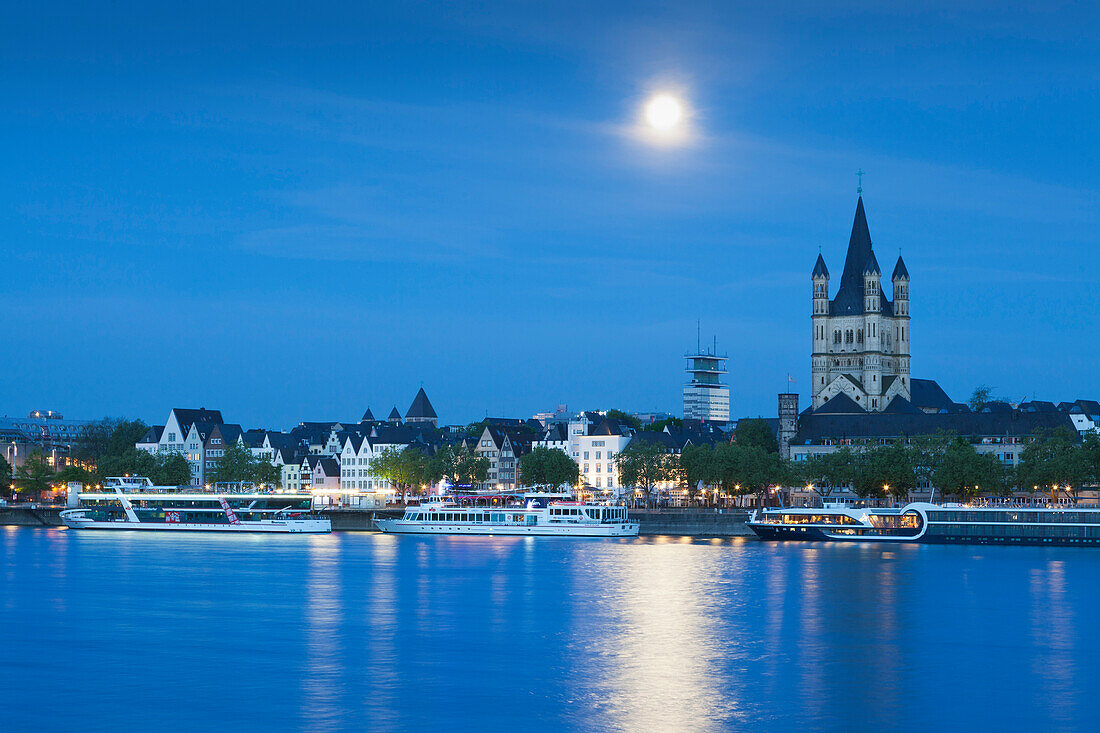 Full moon, view over the Rhine river to the Old town with Gross-St-Martin, Cologne, North Rhine-Westphalia, Germany