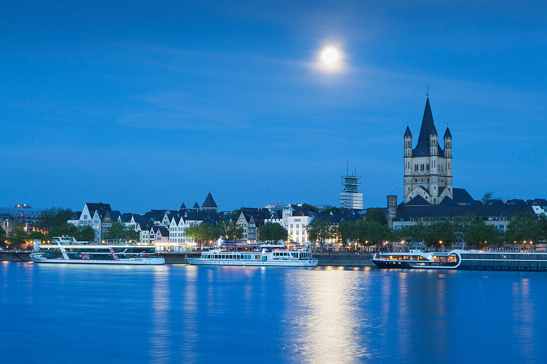 Vollmond, Blick über den Rhein auf die Altstadt mit Kirche Groß-St. Martin, Köln, Nordrhein-Westfalen, Deutschland