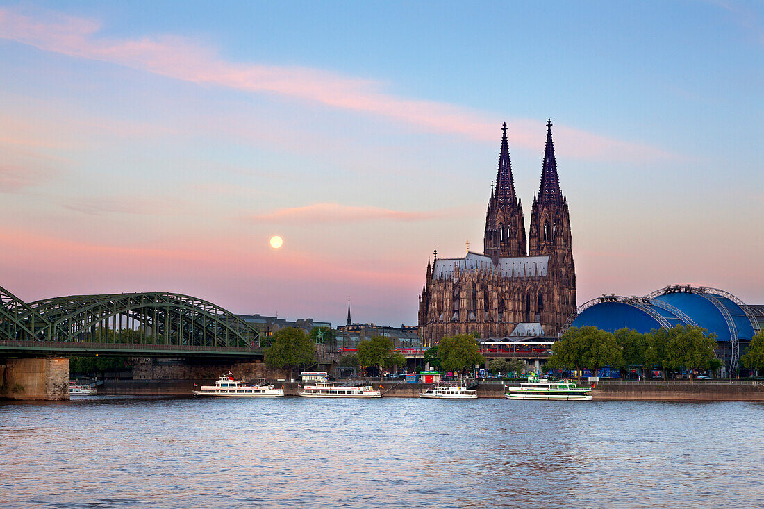 Vollmond, Blick über den Rhein auf Hohenzollernbrücke, Dom und Musical Dome, Köln, Nordrhein-Westfalen, Deutschland