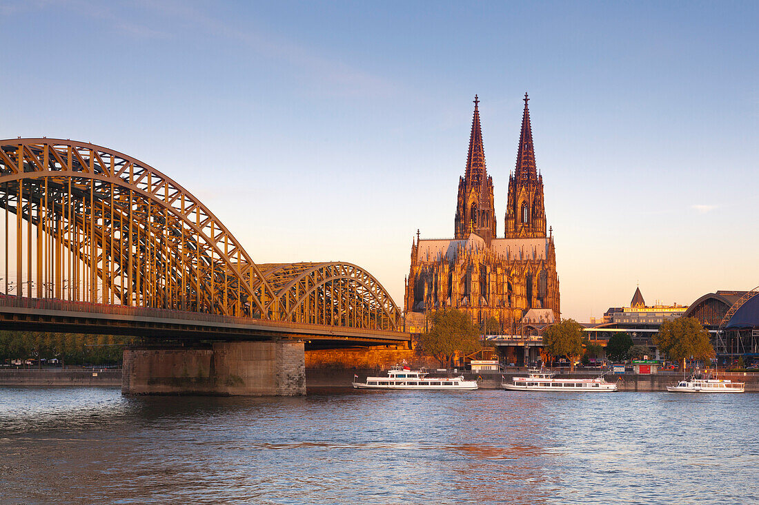 Blick über den Rhein auf Hohenzollernbrücke und Dom, Köln, Nordrhein-Westfalen, Deutschland